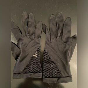 Vintage lady’s gloves in black. 71/2-81/2 by Avon. Made in Japan